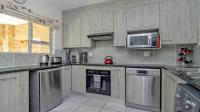 Kitchen - 11 square meters of property in Honeydew Manor