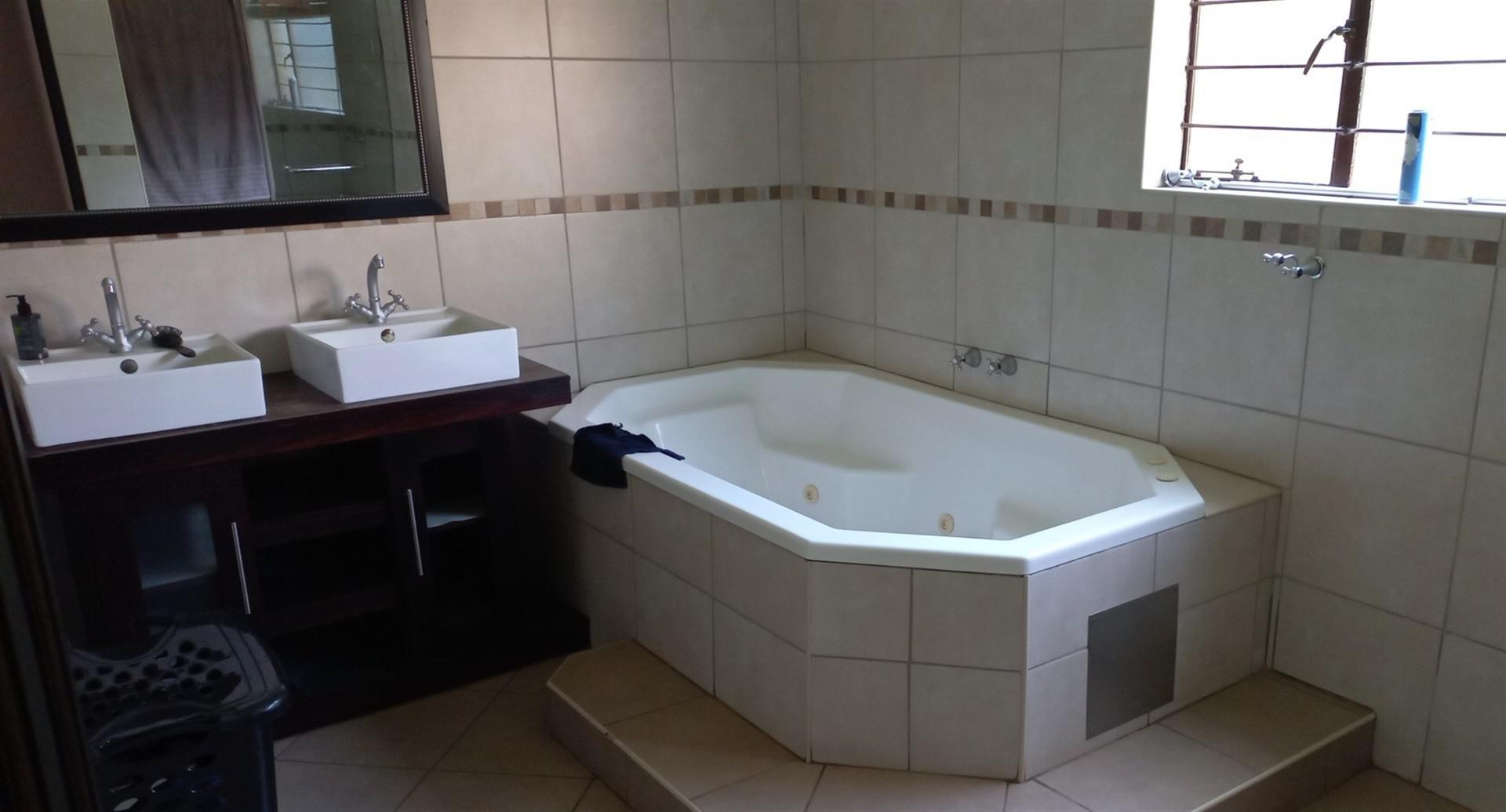 Main Bedroom of property in Bendor