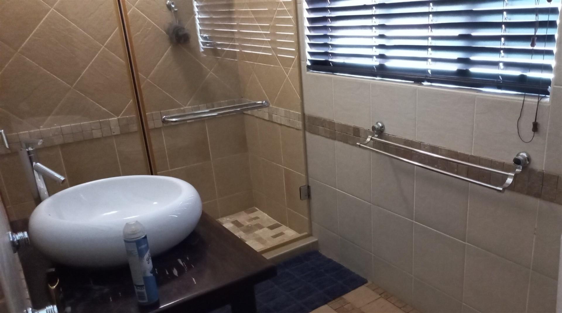 Main Bedroom of property in Bendor