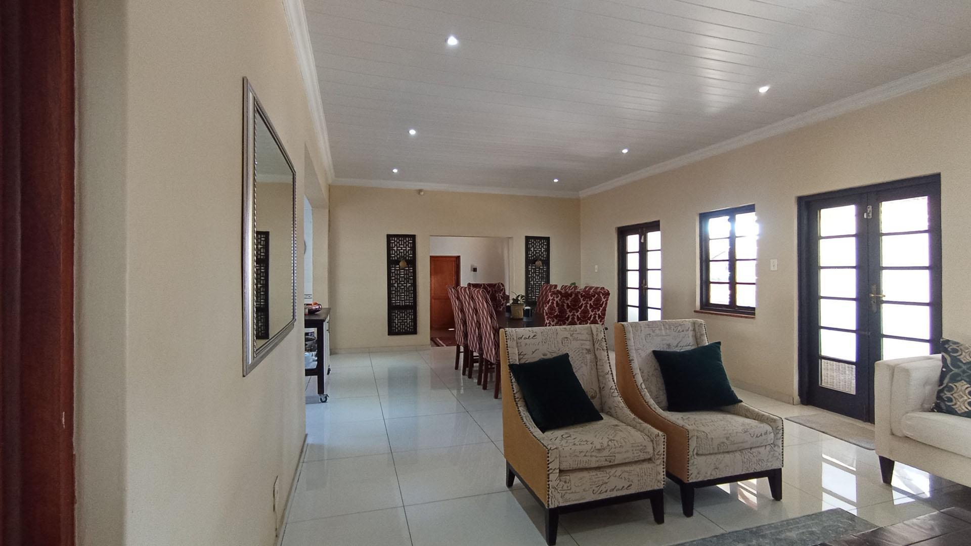 Lounges - 56 square meters of property in Waterkloof