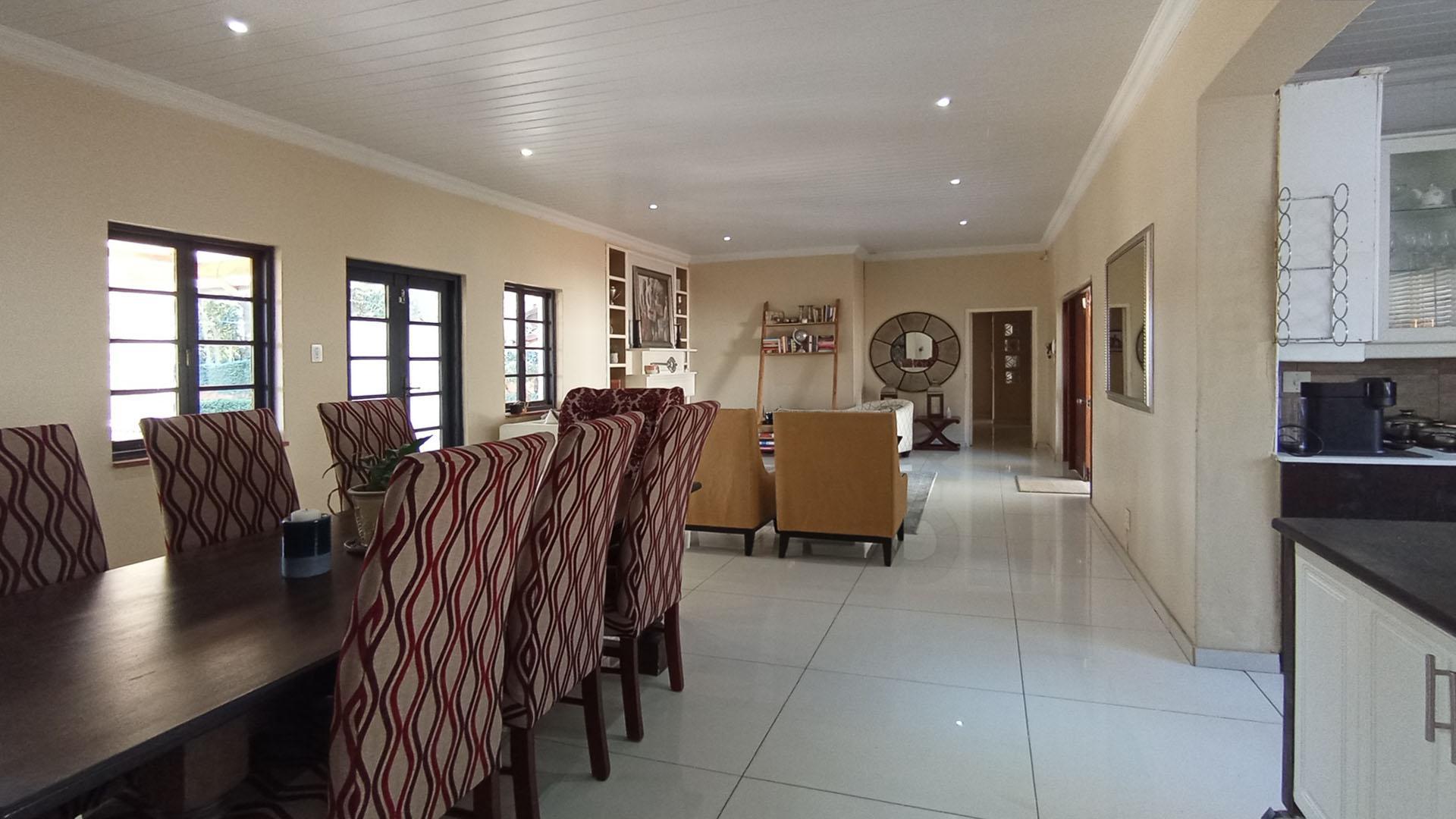Dining Room - 21 square meters of property in Waterkloof
