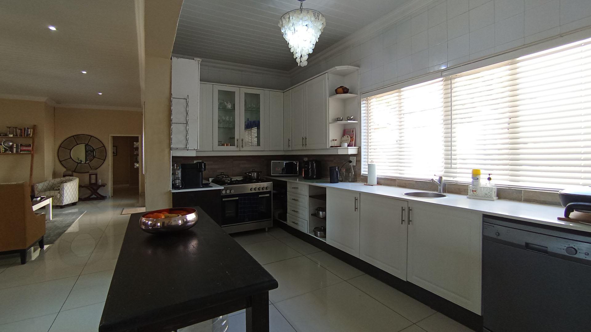 Kitchen - 23 square meters of property in Waterkloof