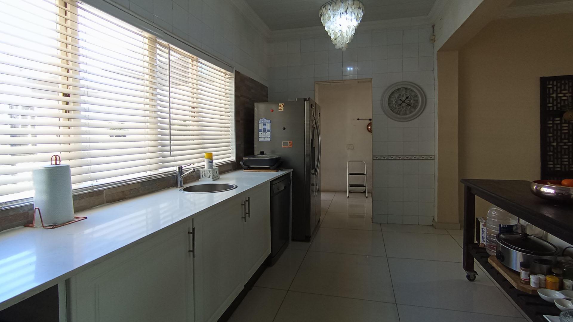 Kitchen - 23 square meters of property in Waterkloof