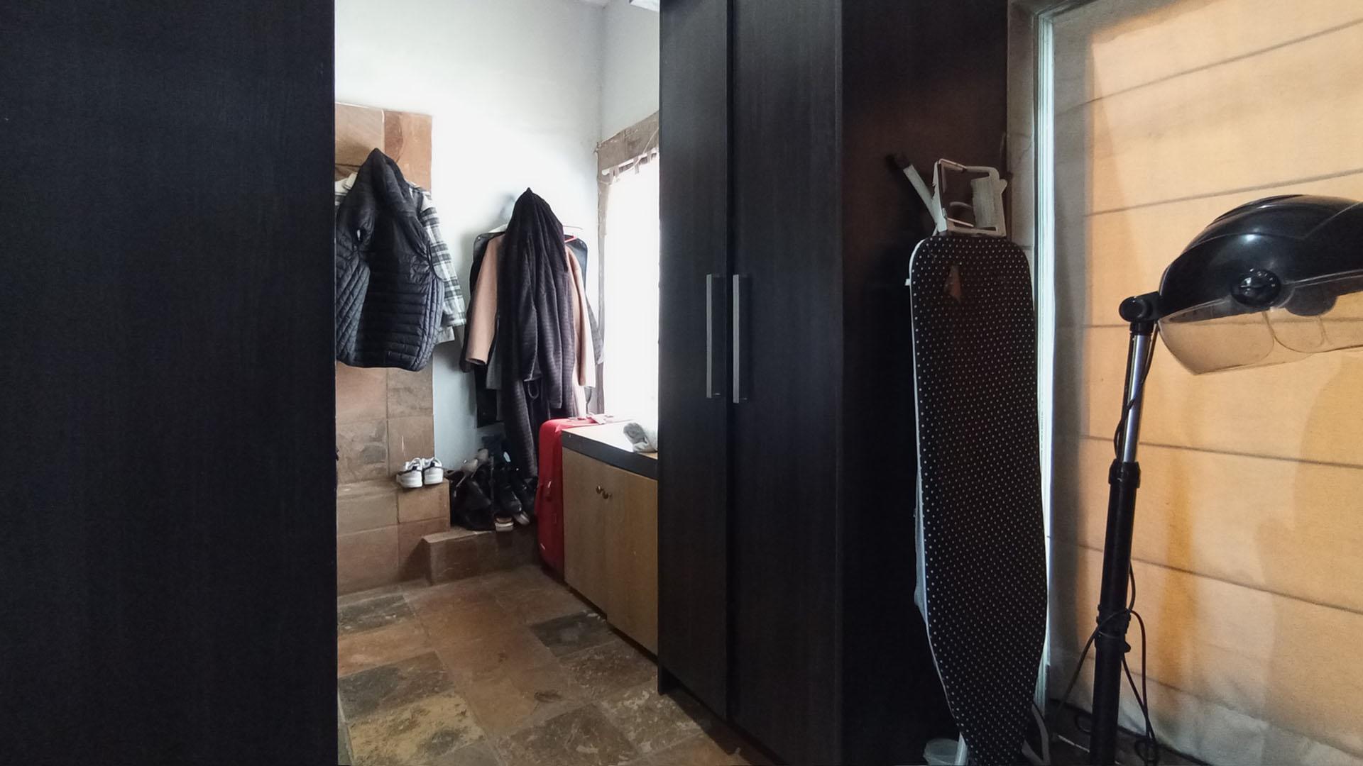 Main Bedroom - 36 square meters of property in Waterkloof