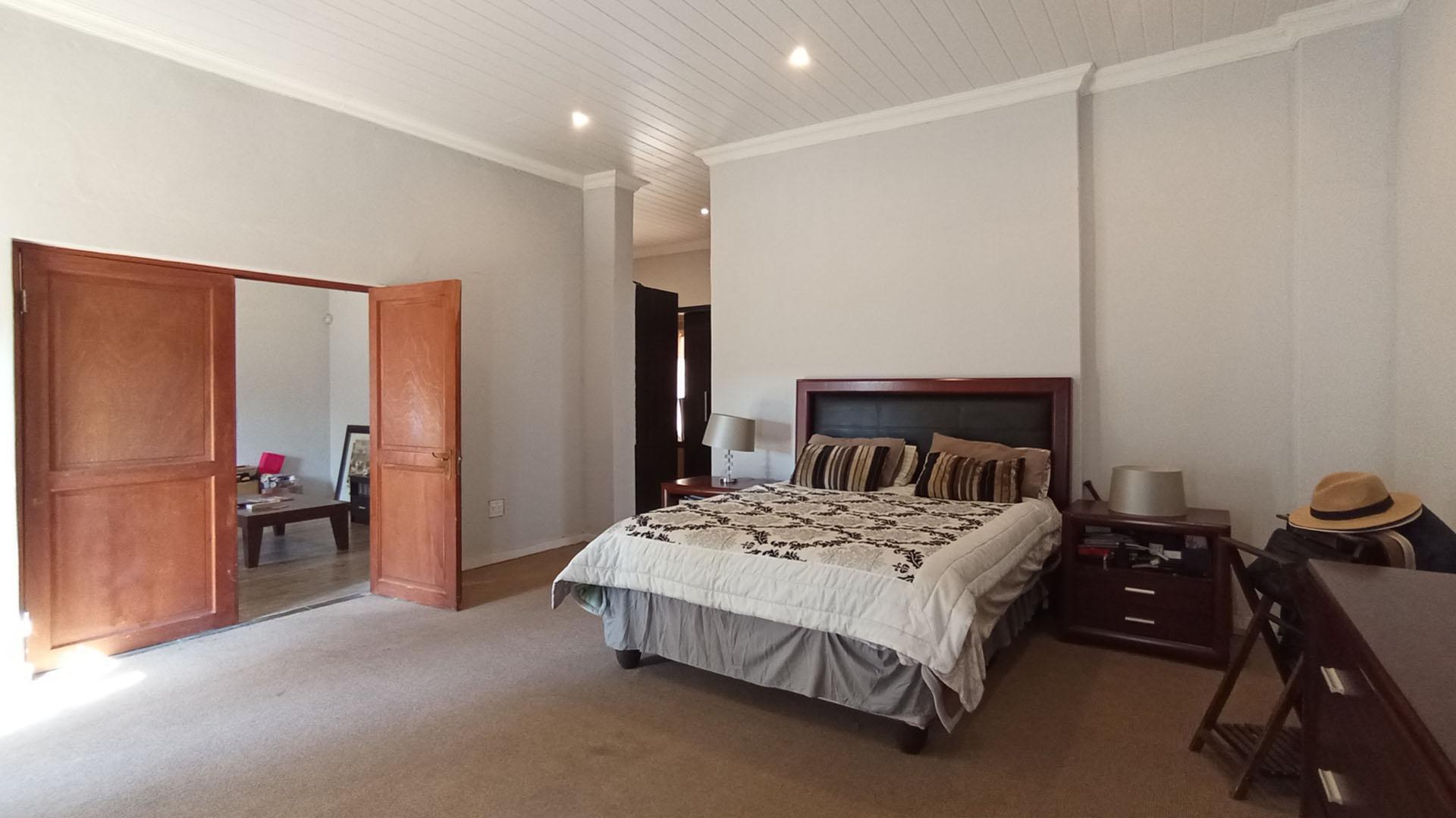 Main Bedroom - 36 square meters of property in Waterkloof