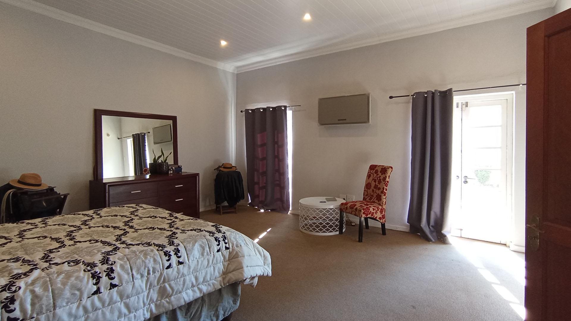 Main Bedroom - 36 square meters of property in Waterkloof