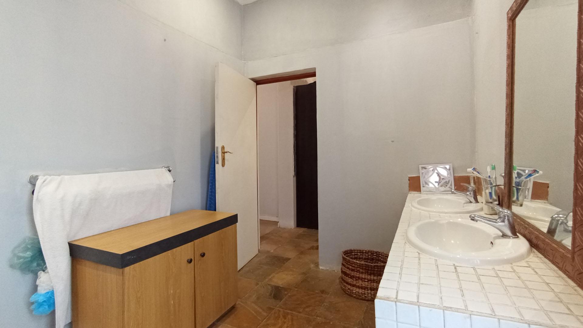Main Bathroom - 9 square meters of property in Waterkloof