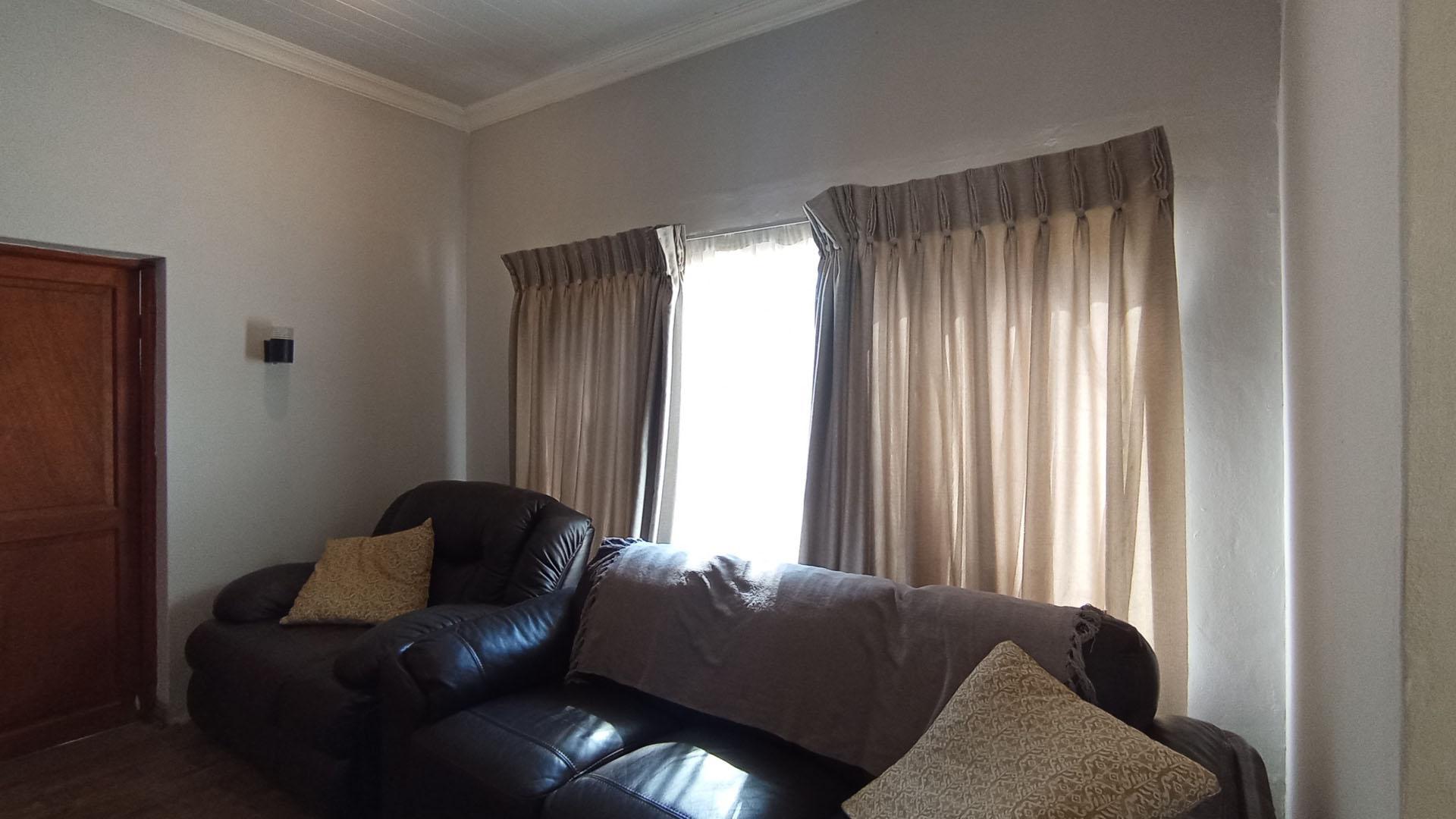 Lounges - 56 square meters of property in Waterkloof