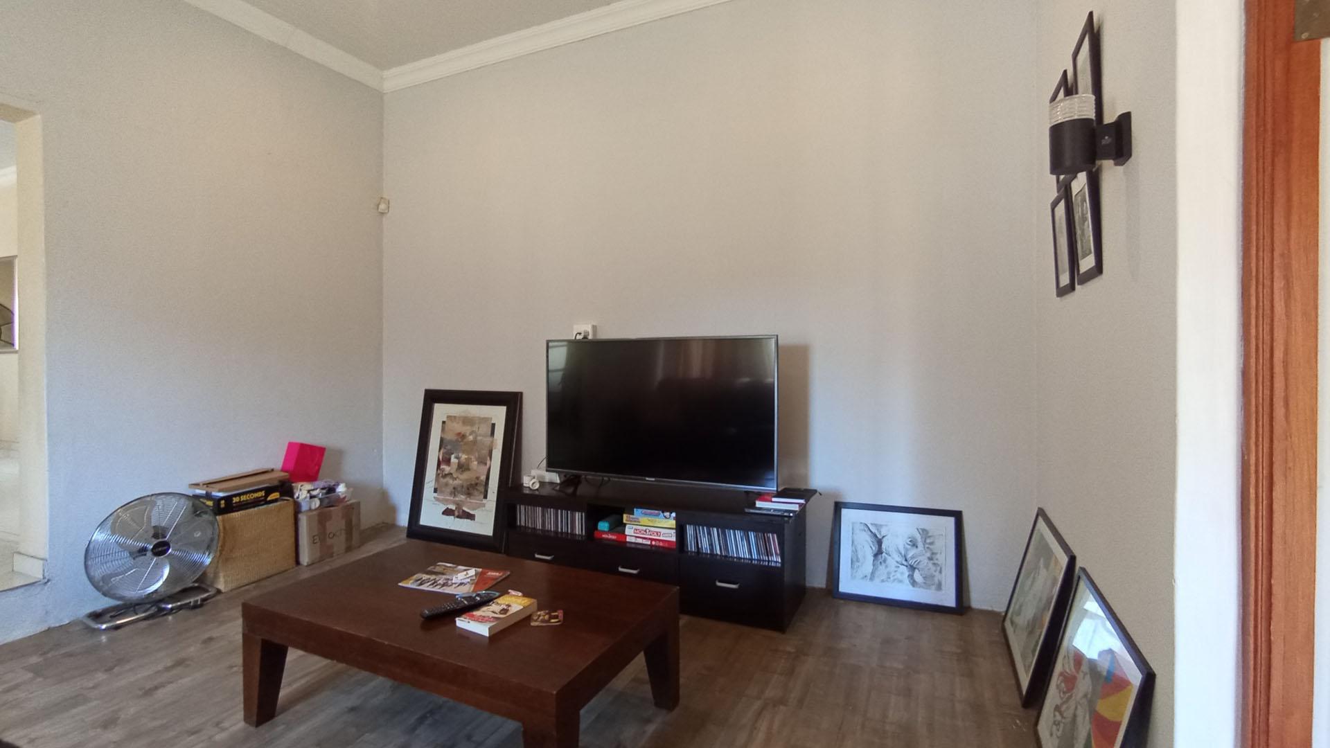 Lounges - 56 square meters of property in Waterkloof