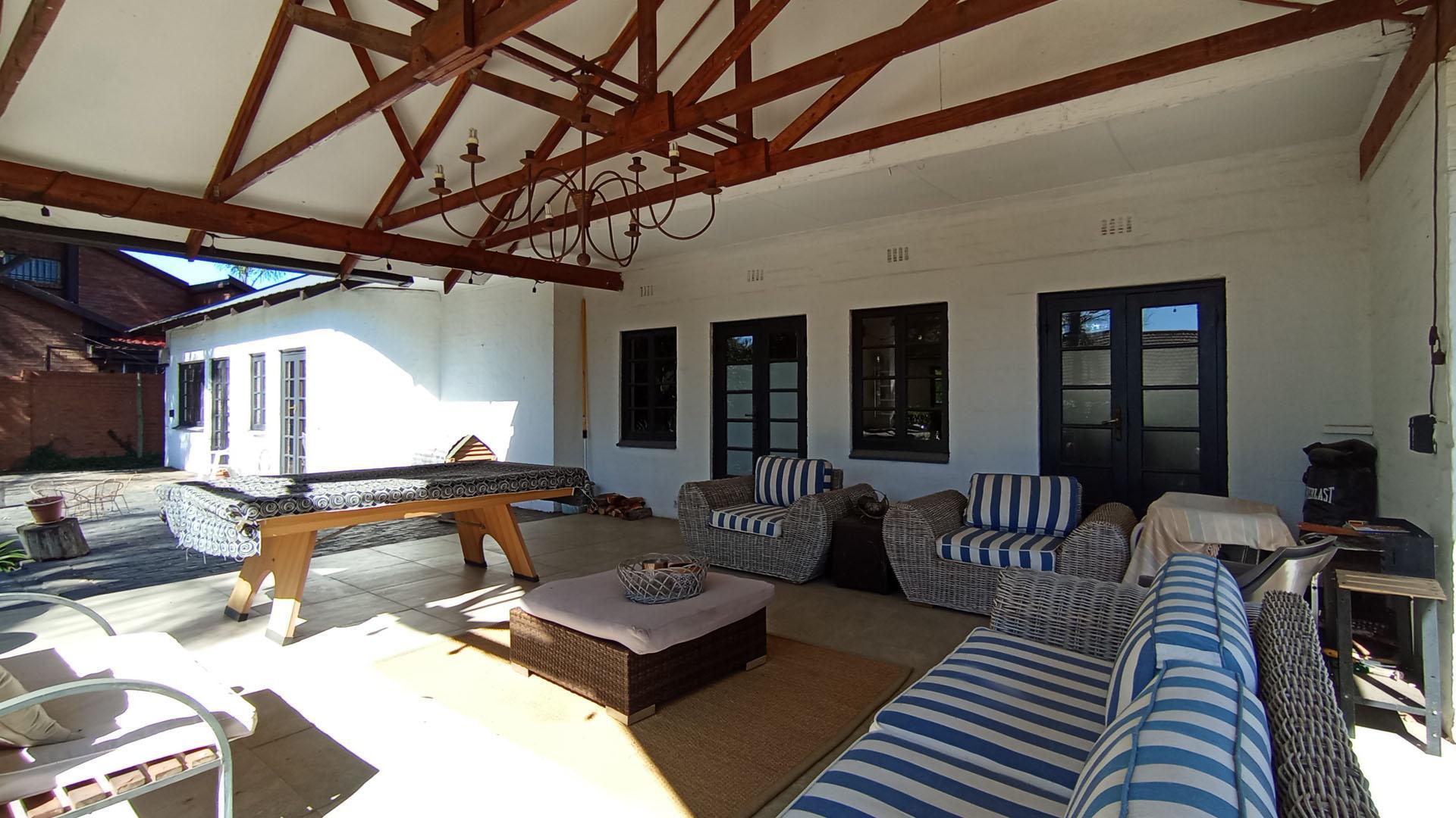 Patio - 131 square meters of property in Waterkloof
