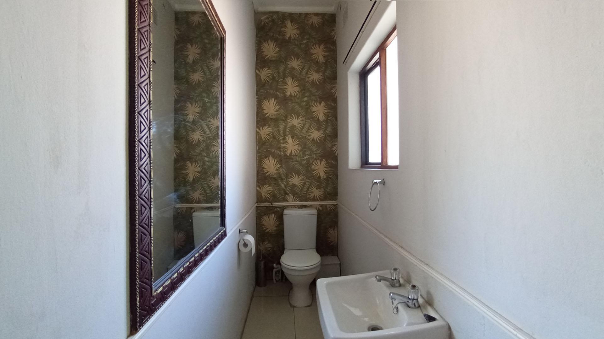 Guest Toilet - 3 square meters of property in Waterkloof