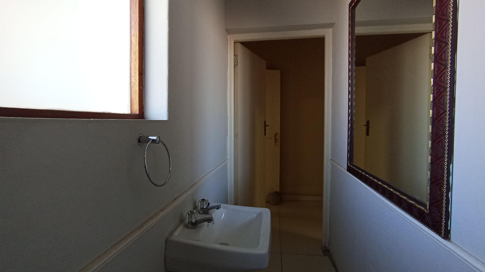 Guest Toilet - 3 square meters of property in Waterkloof