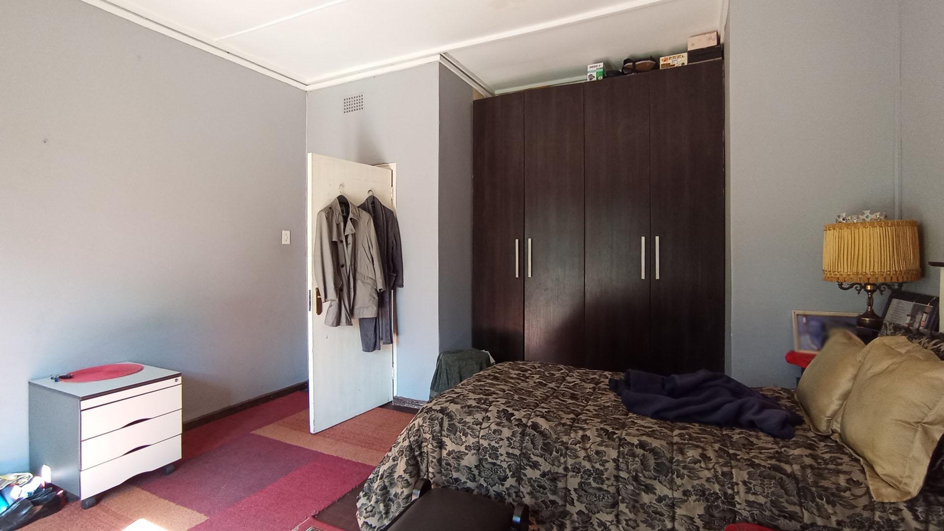 Bed Room 1 - 21 square meters of property in Waterkloof