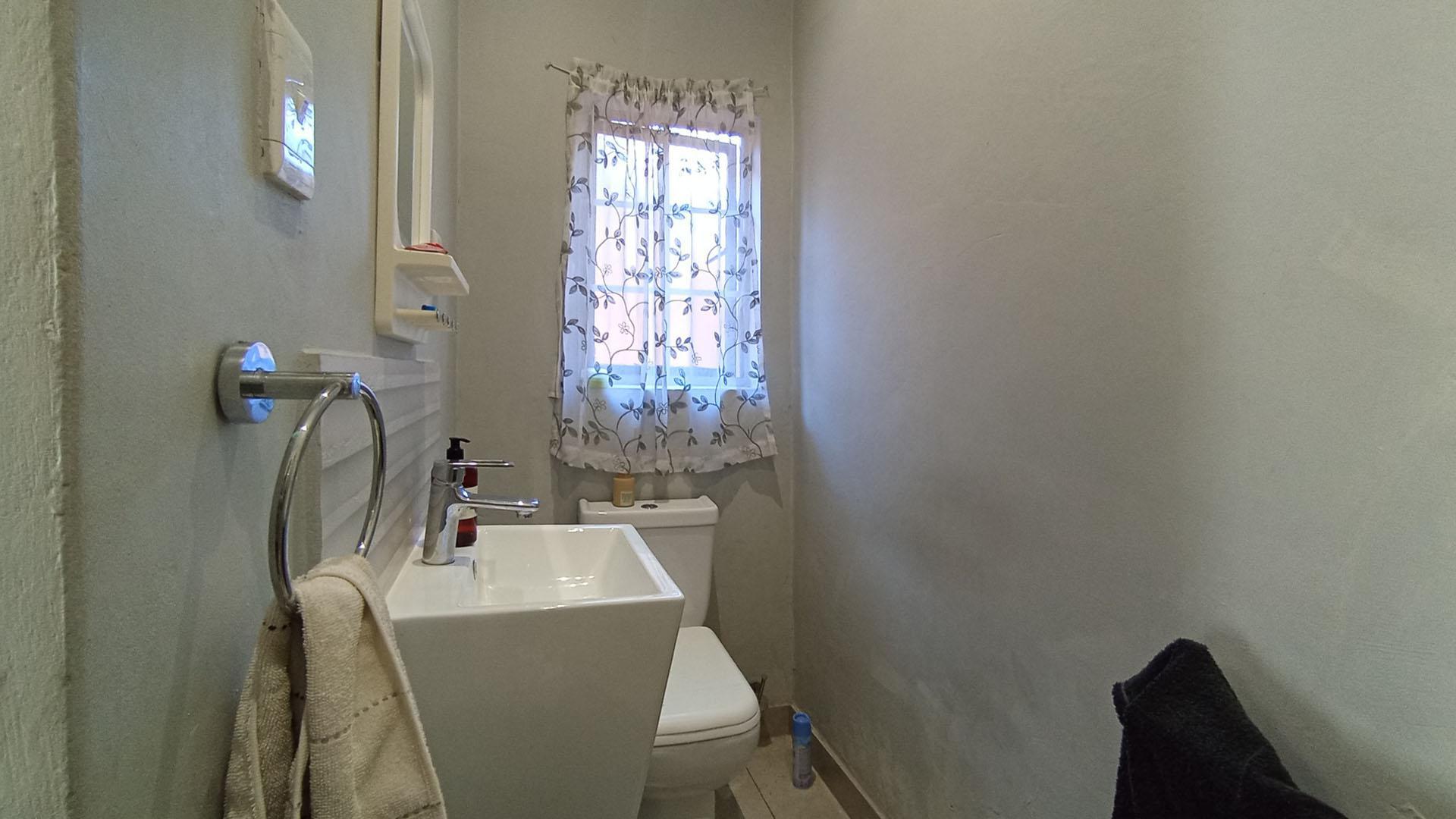 Bathroom 1 - 4 square meters of property in Waterkloof