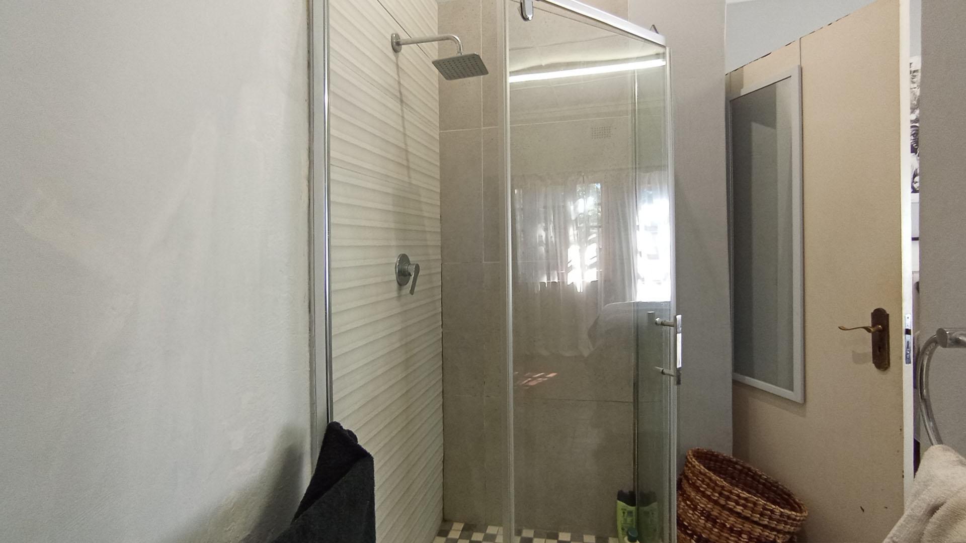 Bathroom 1 - 4 square meters of property in Waterkloof