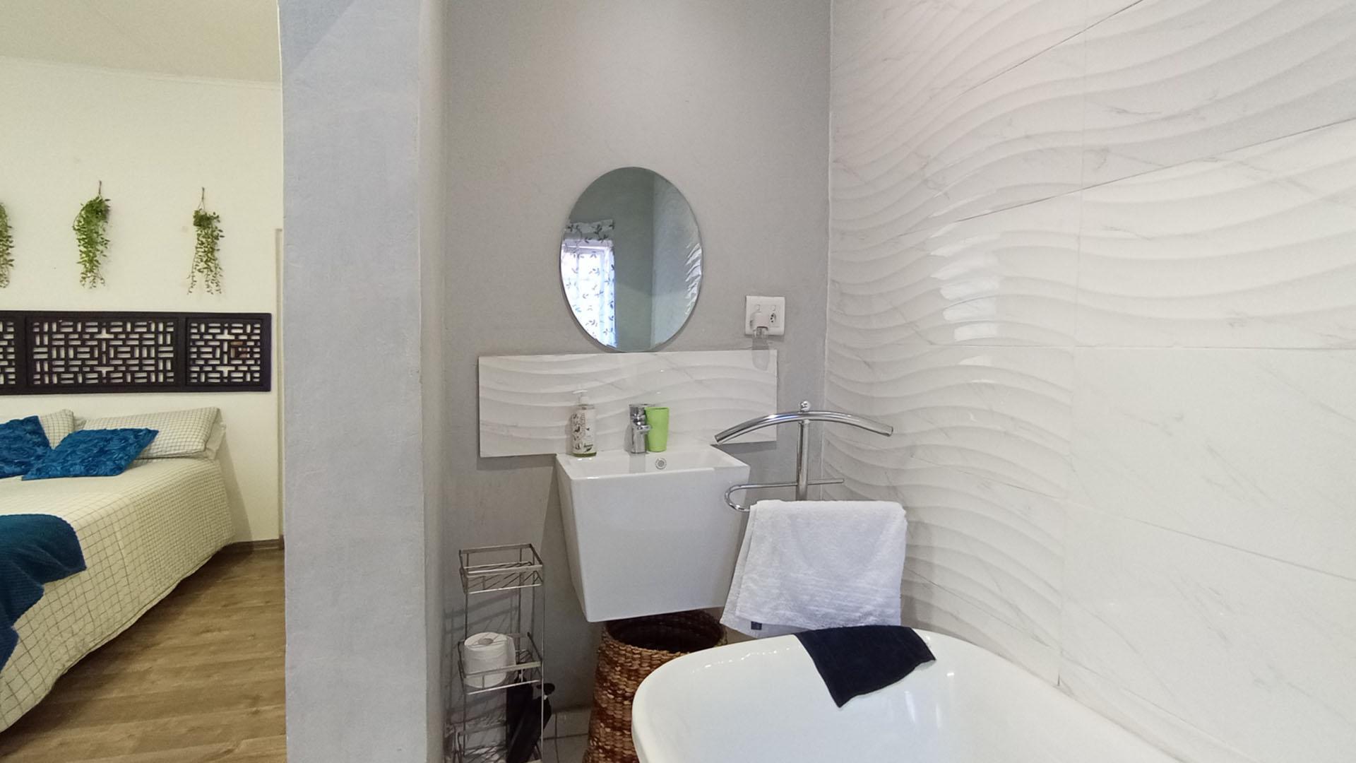 Bathroom 2 - 4 square meters of property in Waterkloof