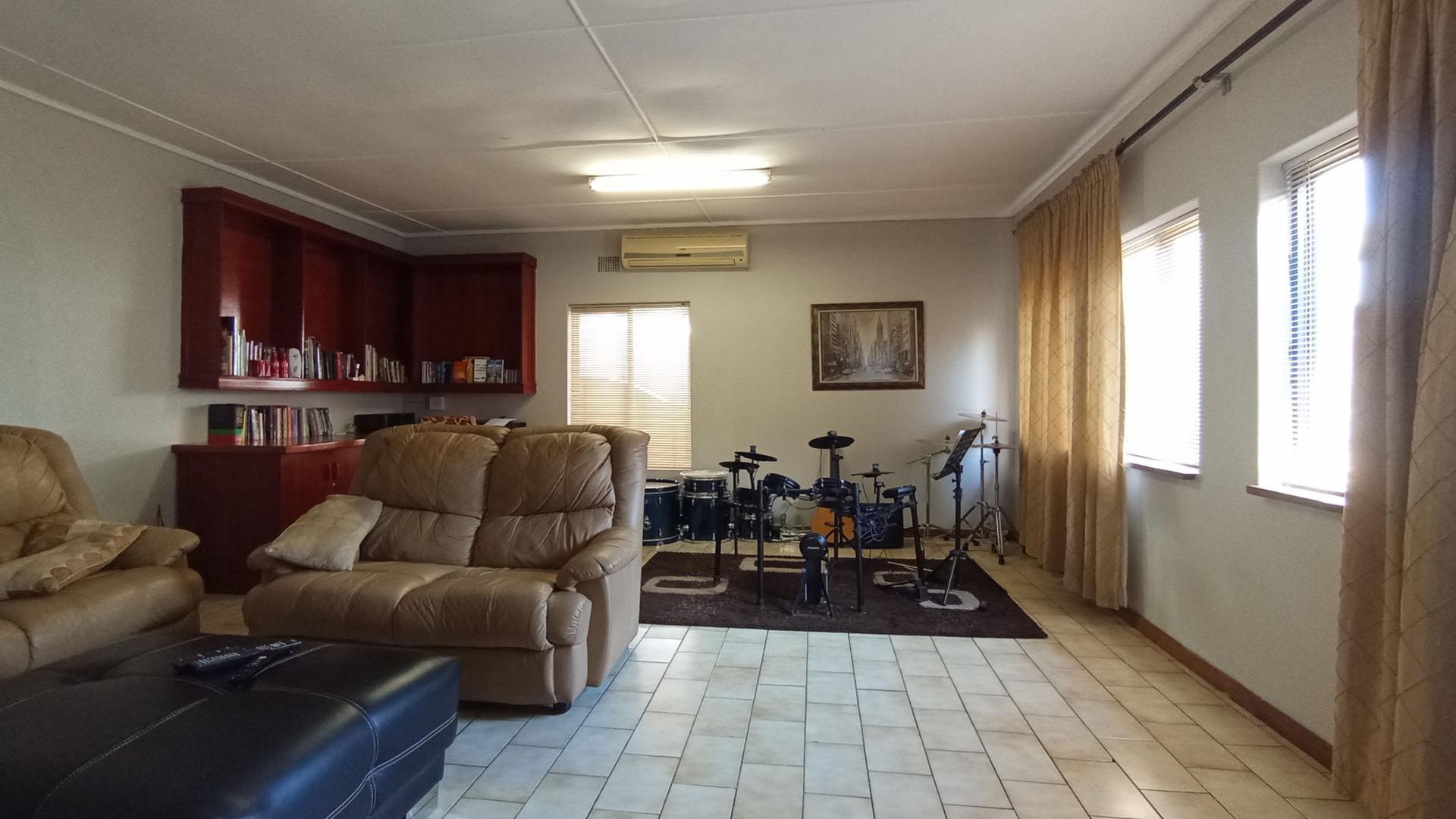 TV Room - 35 square meters of property in Waterkloof