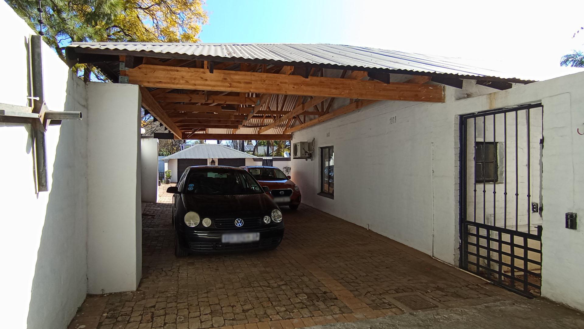 Carport  of property in Waterkloof