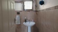 Bathroom 1 - 4 square meters of property in Kloof 