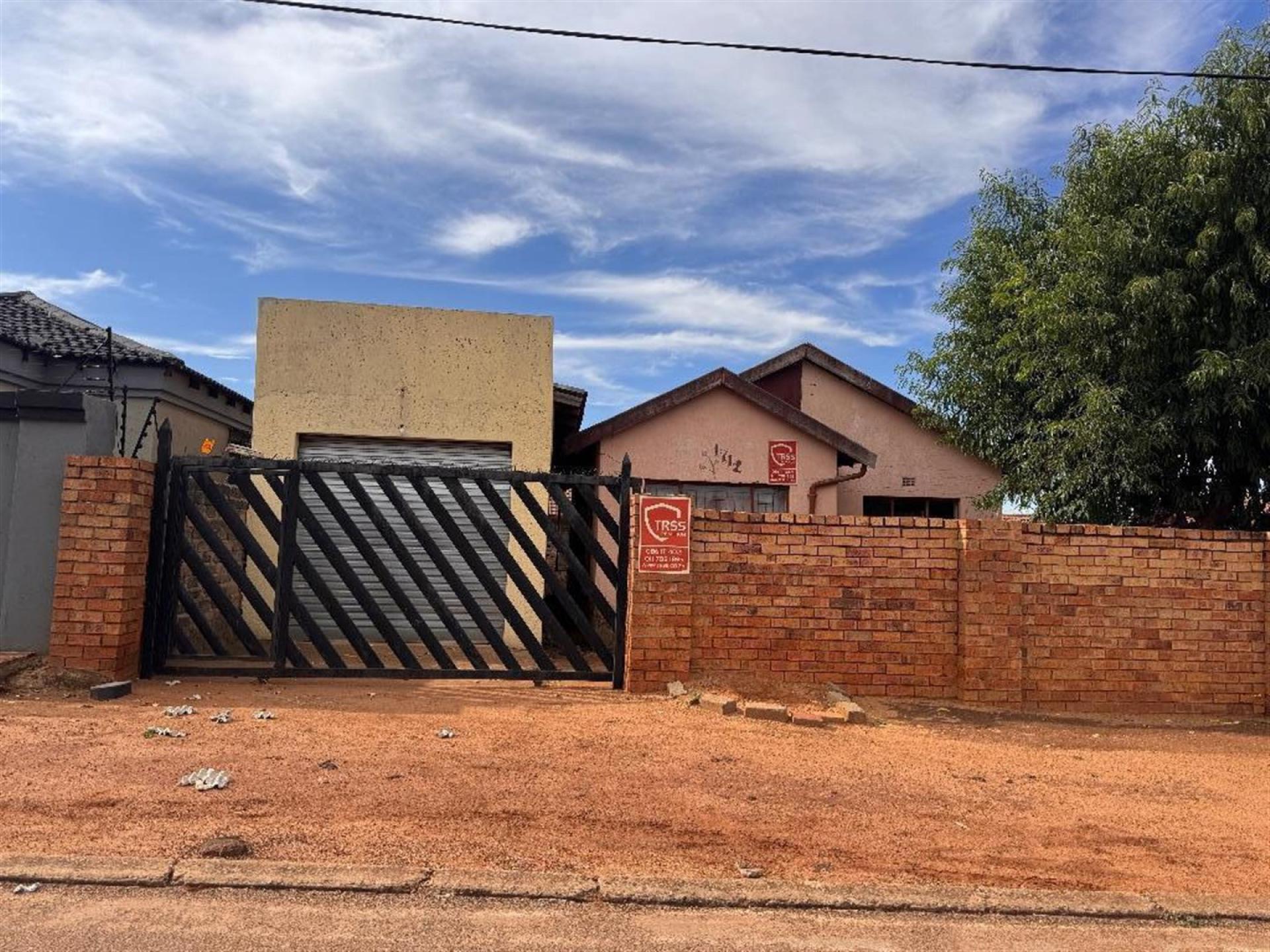 Front View of property in Clayville