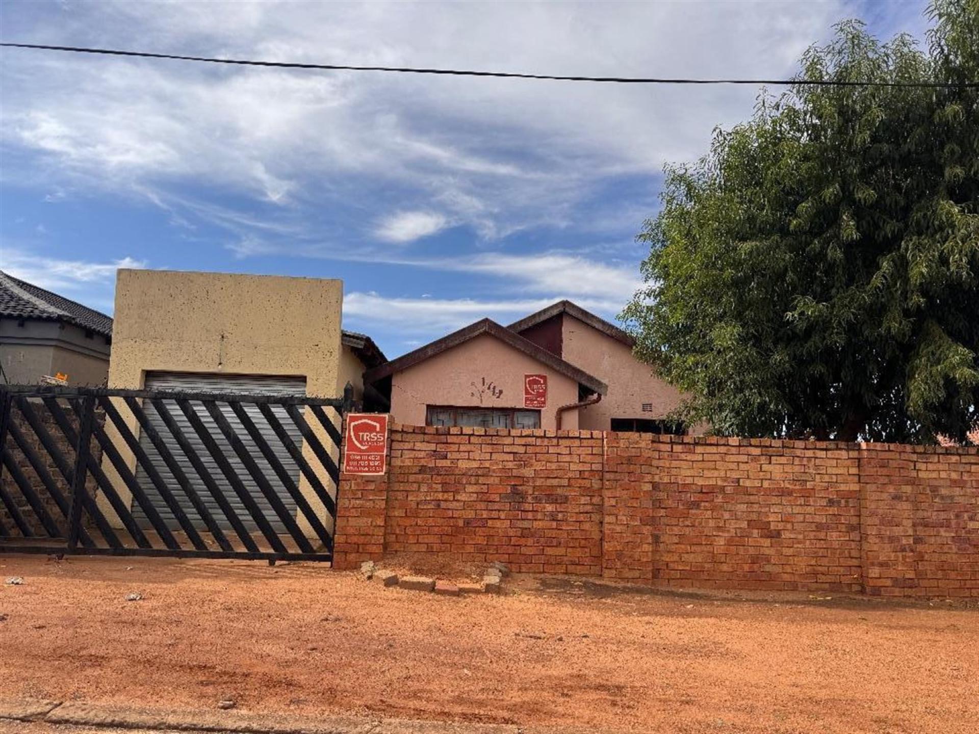 Front View of property in Clayville