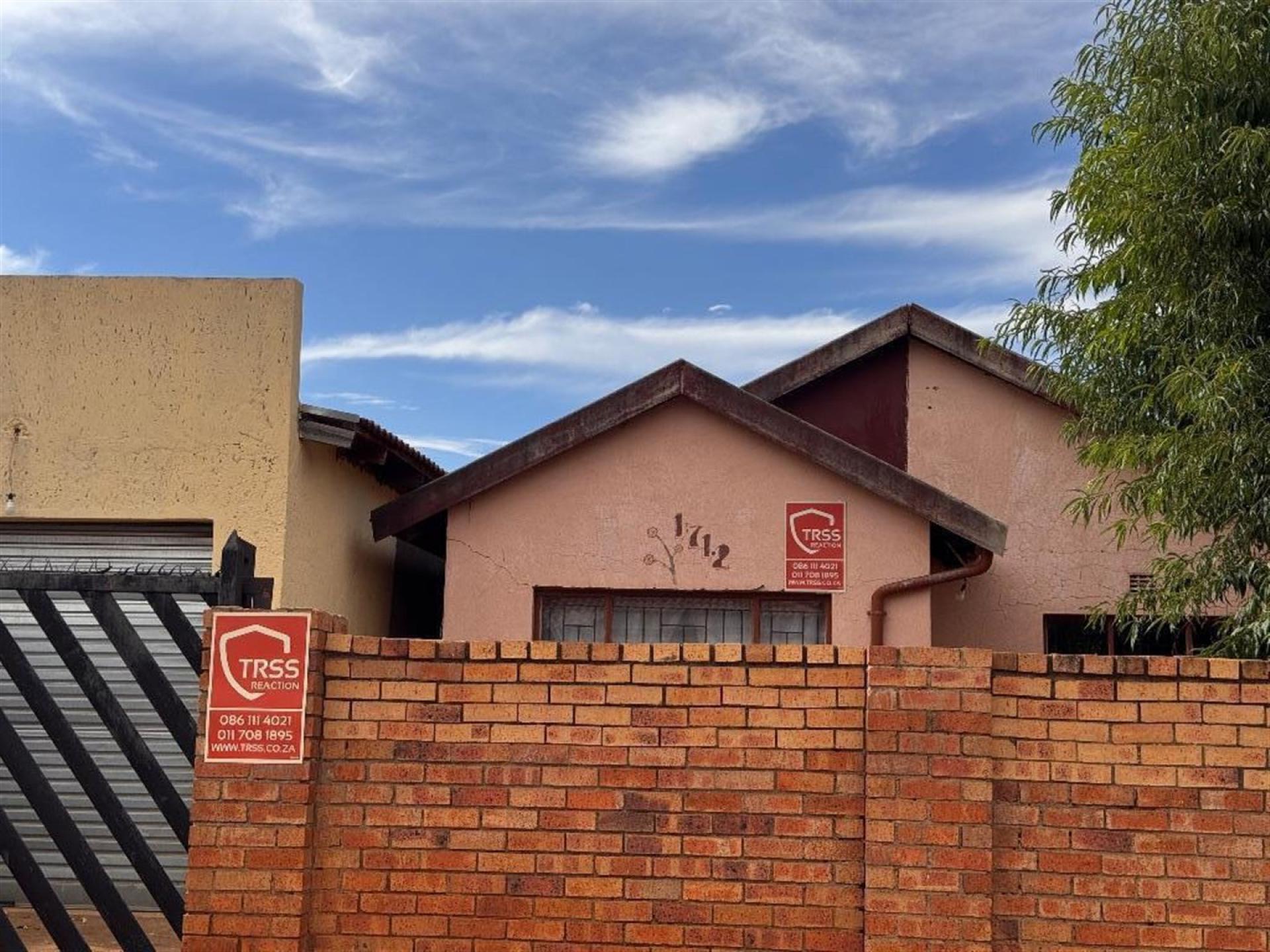Front View of property in Clayville