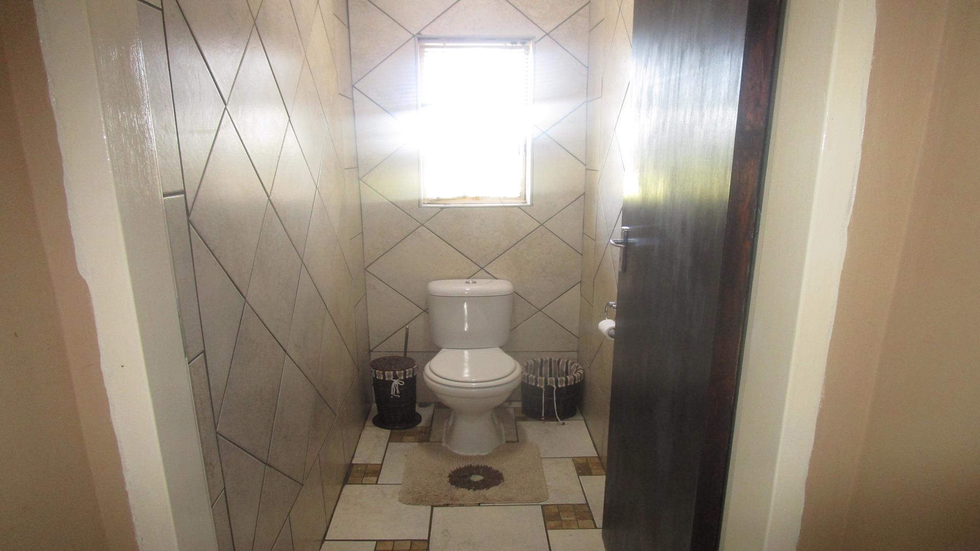 Bathroom 1 - 3 square meters of property in Buyscelia AH