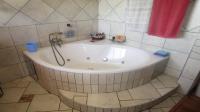 Main Bathroom - 5 square meters of property in Buyscelia AH