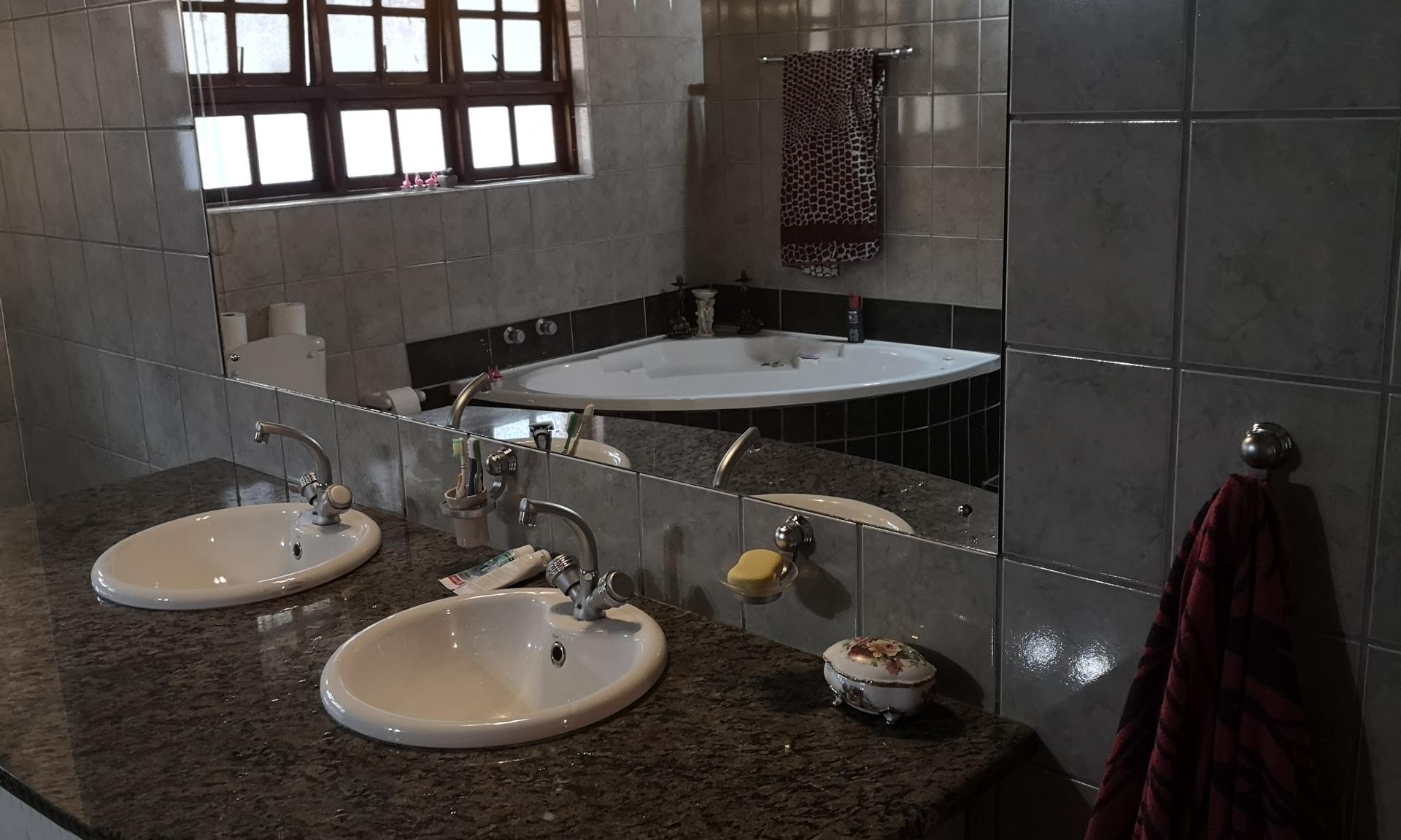 Main Bathroom - 13 square meters of property in Safarituine