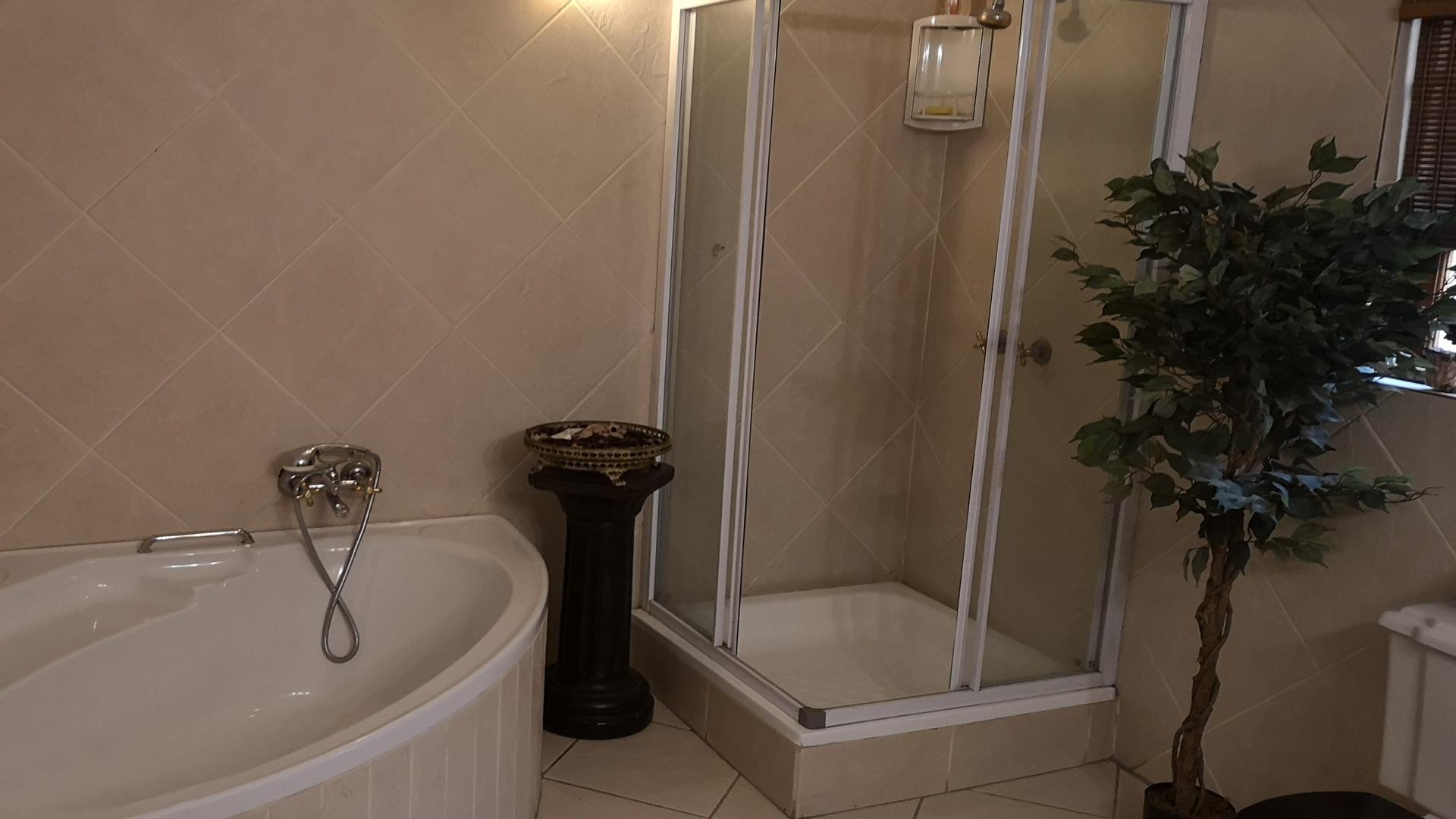 Bathroom 2 - 14 square meters of property in Safarituine