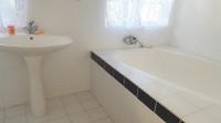 Main Bathroom - 7 square meters of property in Musgrave