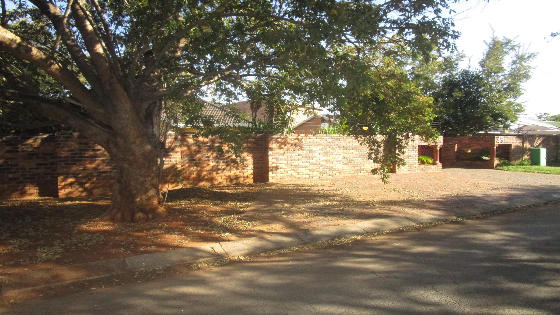 Front View of property in Golf Park