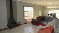 Lounges - 33 square meters of property in Grabouw