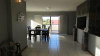Lounges - 33 square meters of property in Grabouw