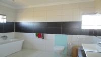 Main Bathroom - 13 square meters of property in Valley View Estate