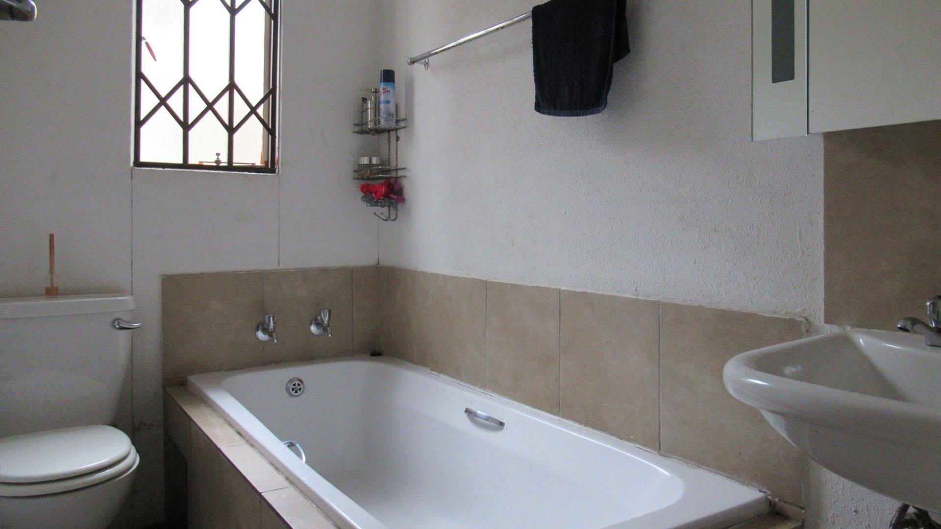 Bathroom 1 - 4 square meters of property in Zandspruit