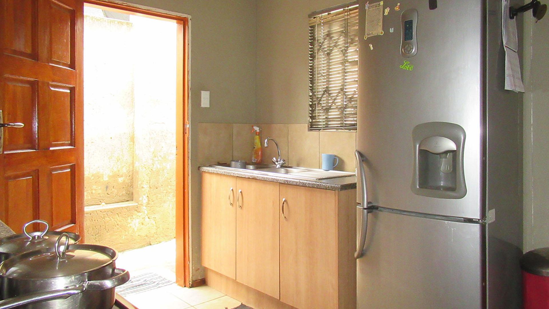 Kitchen - 7 square meters of property in Zandspruit