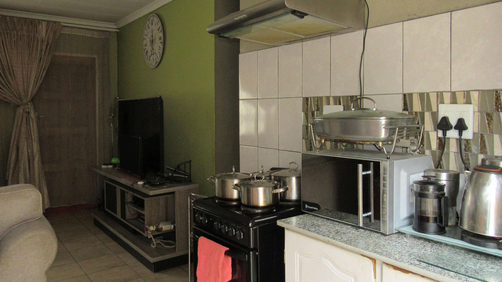 Kitchen - 7 square meters of property in Zandspruit