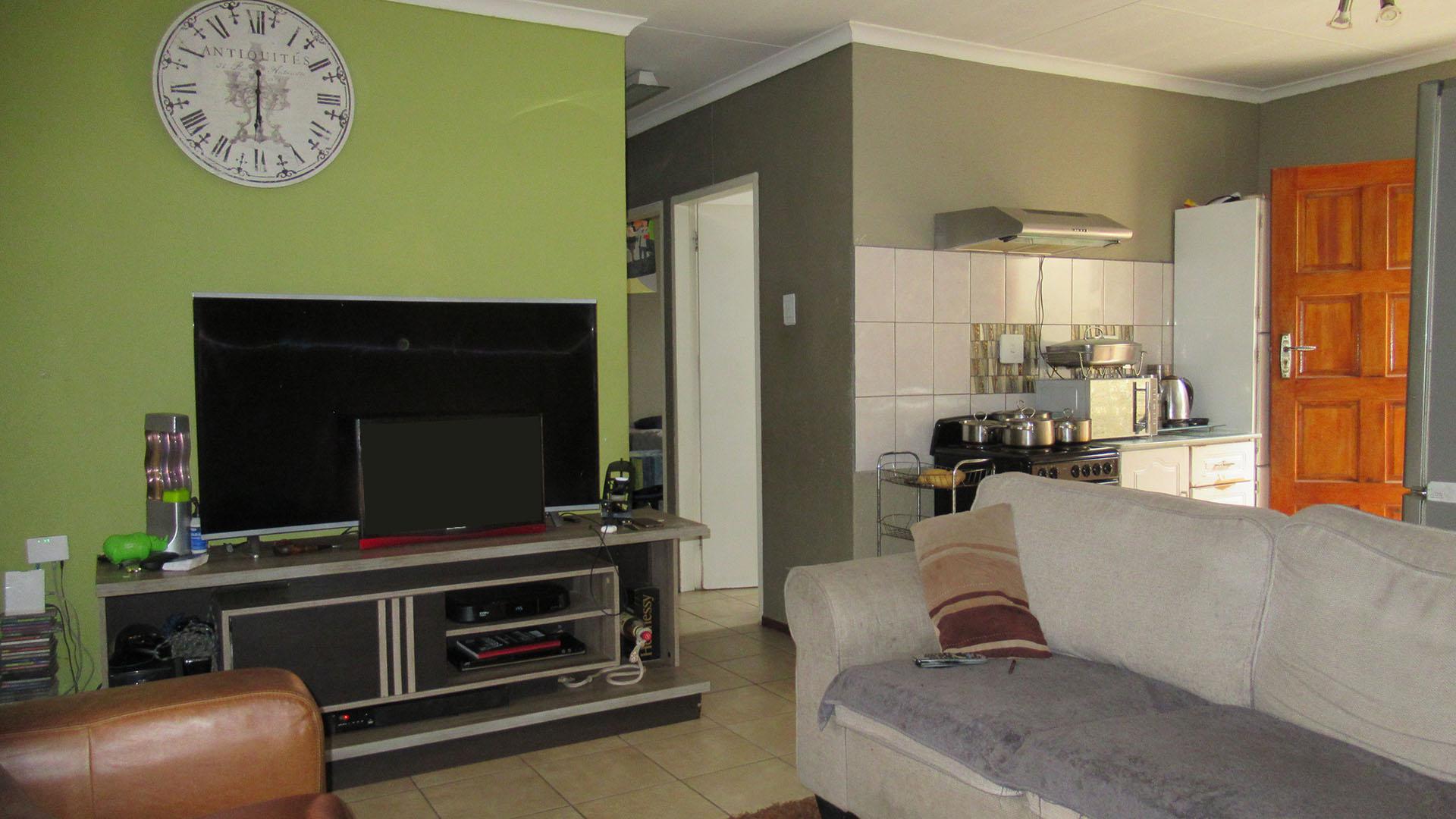 Lounges - 16 square meters of property in Zandspruit