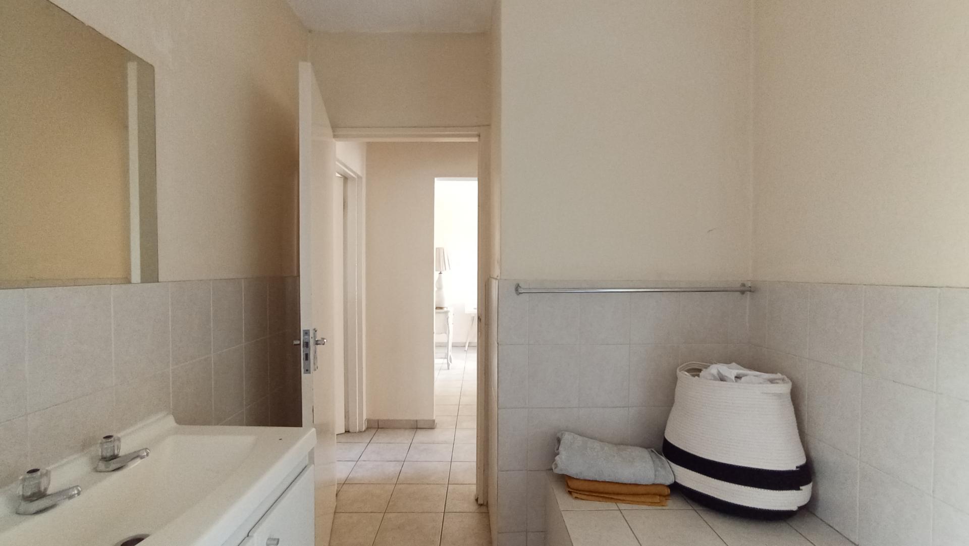 Bathroom 1 - 7 square meters of property in Vorna Valley