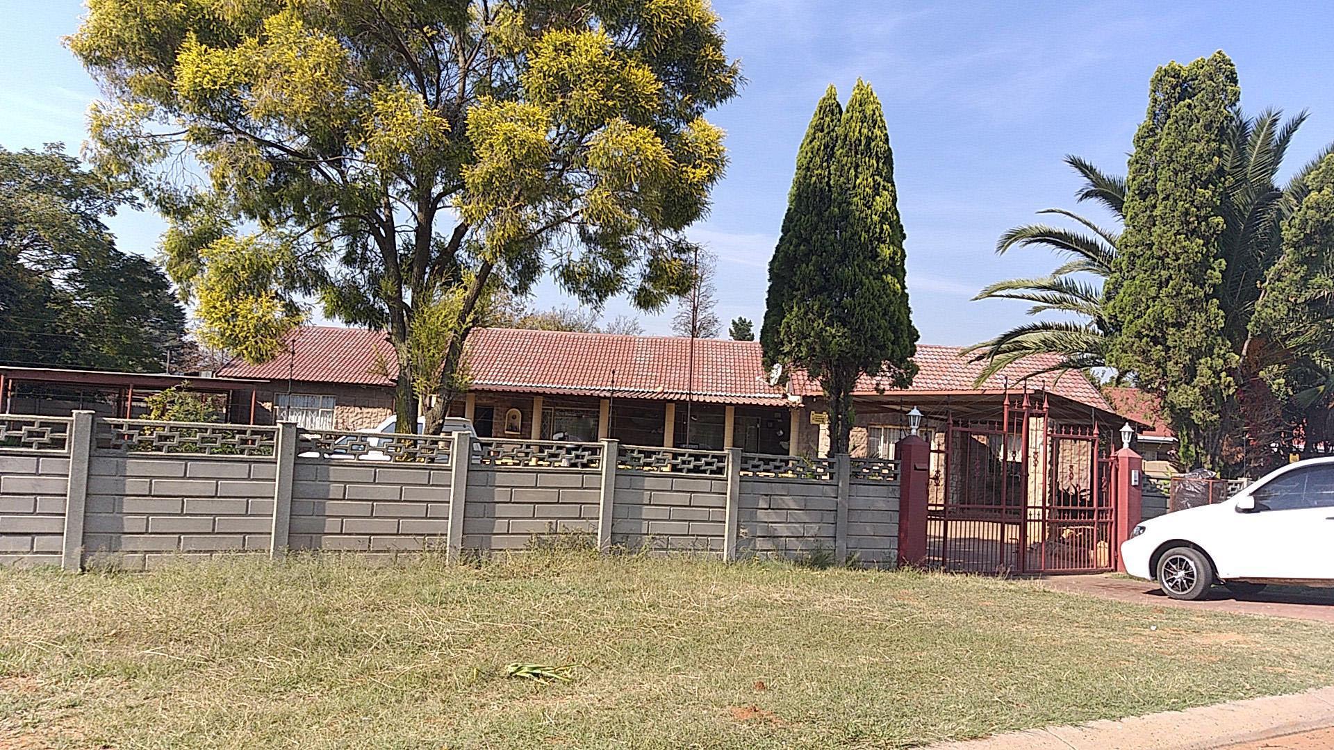 Front View of property in Rensburg