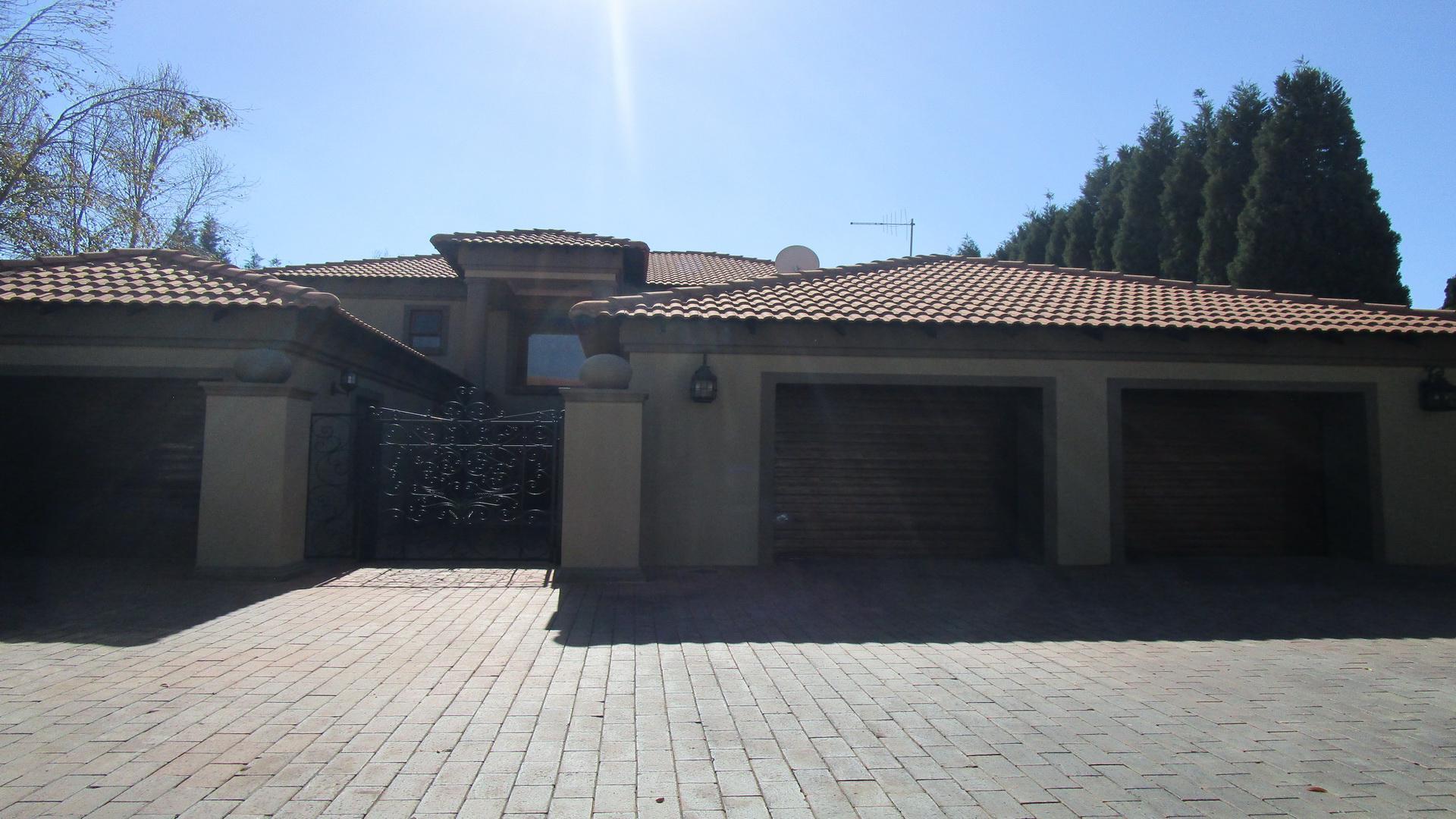 Front View of property in Silver Lakes Golf Estate