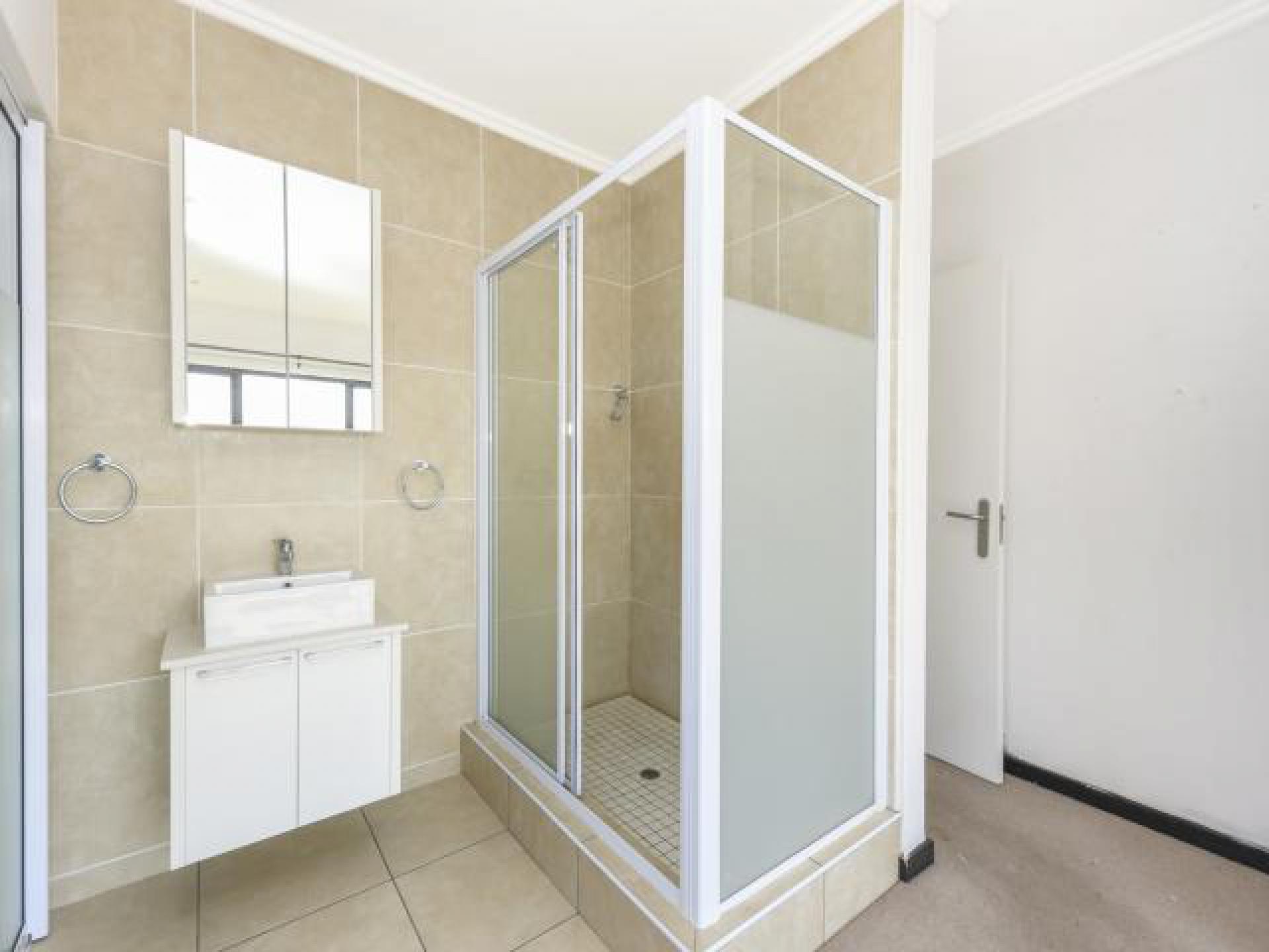 Bathroom 1 - 7 square meters of property in Lone Hill