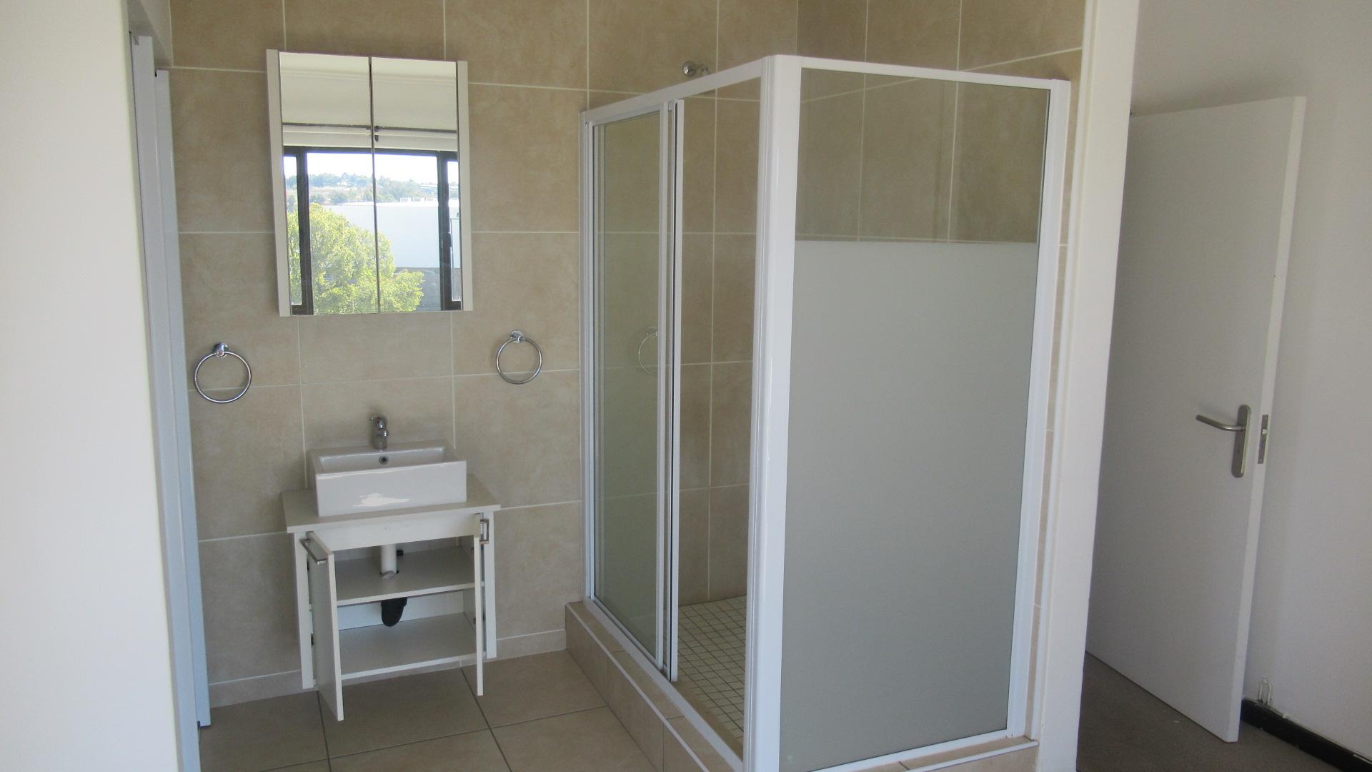Main Bathroom - 4 square meters of property in Lone Hill