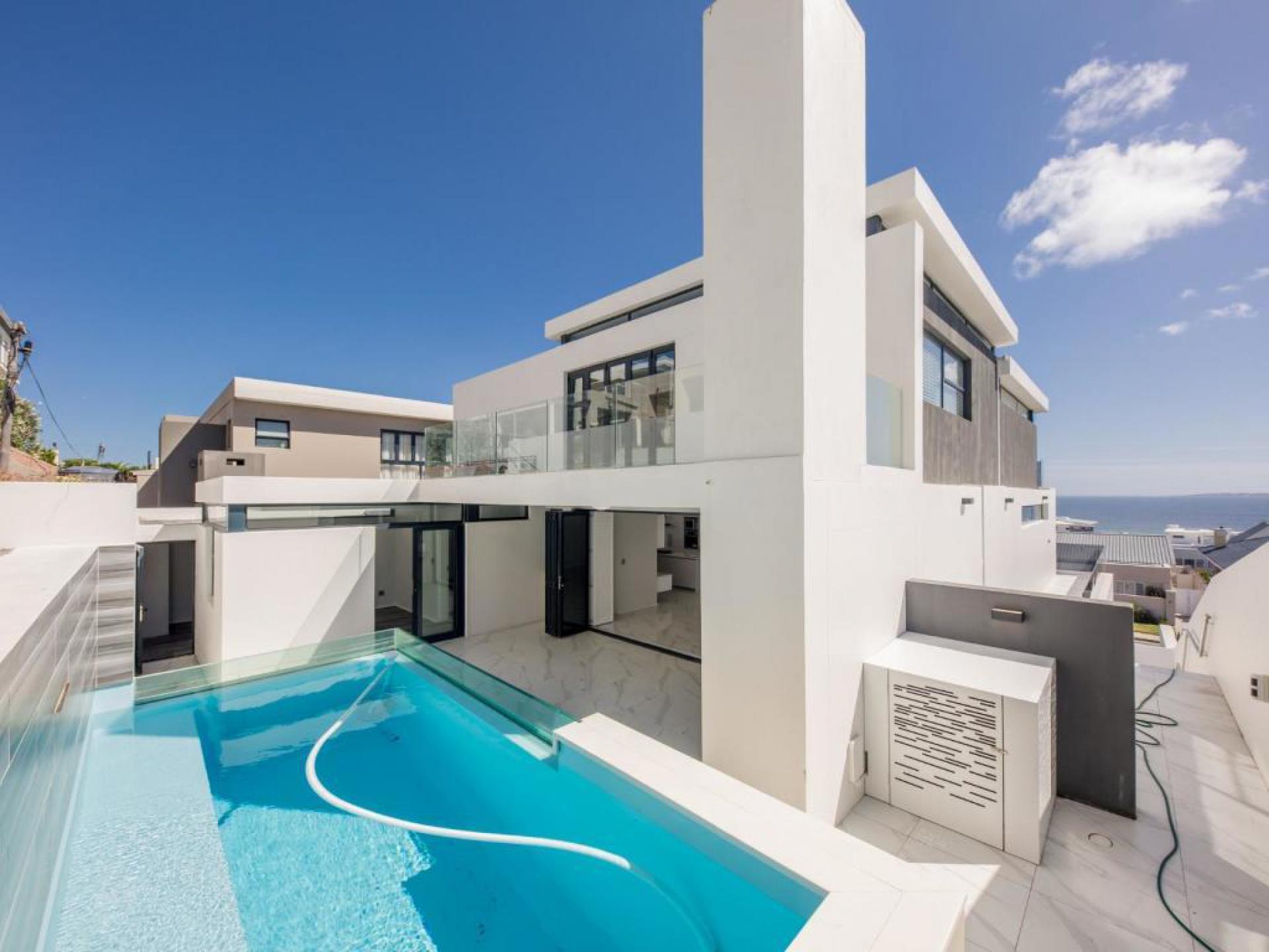  of property in Bloubergstrand