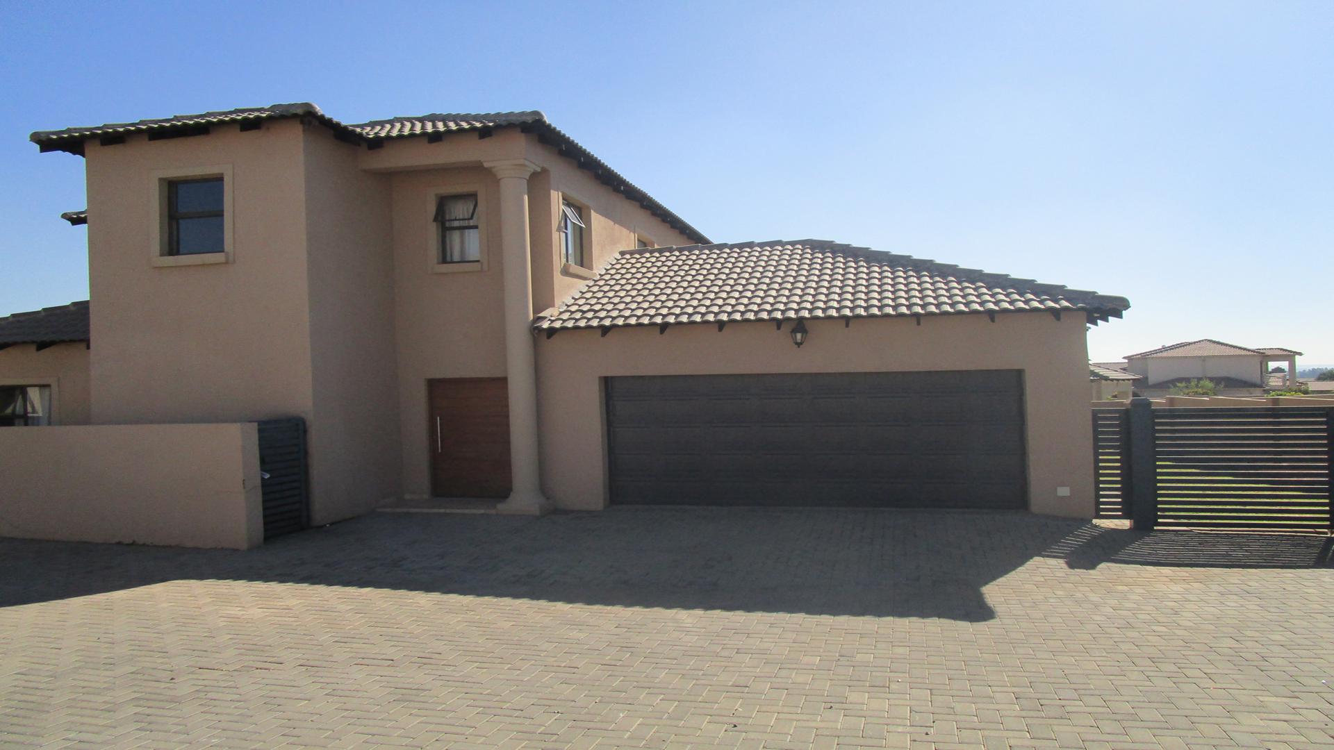 Front View of property in Rua Vista
