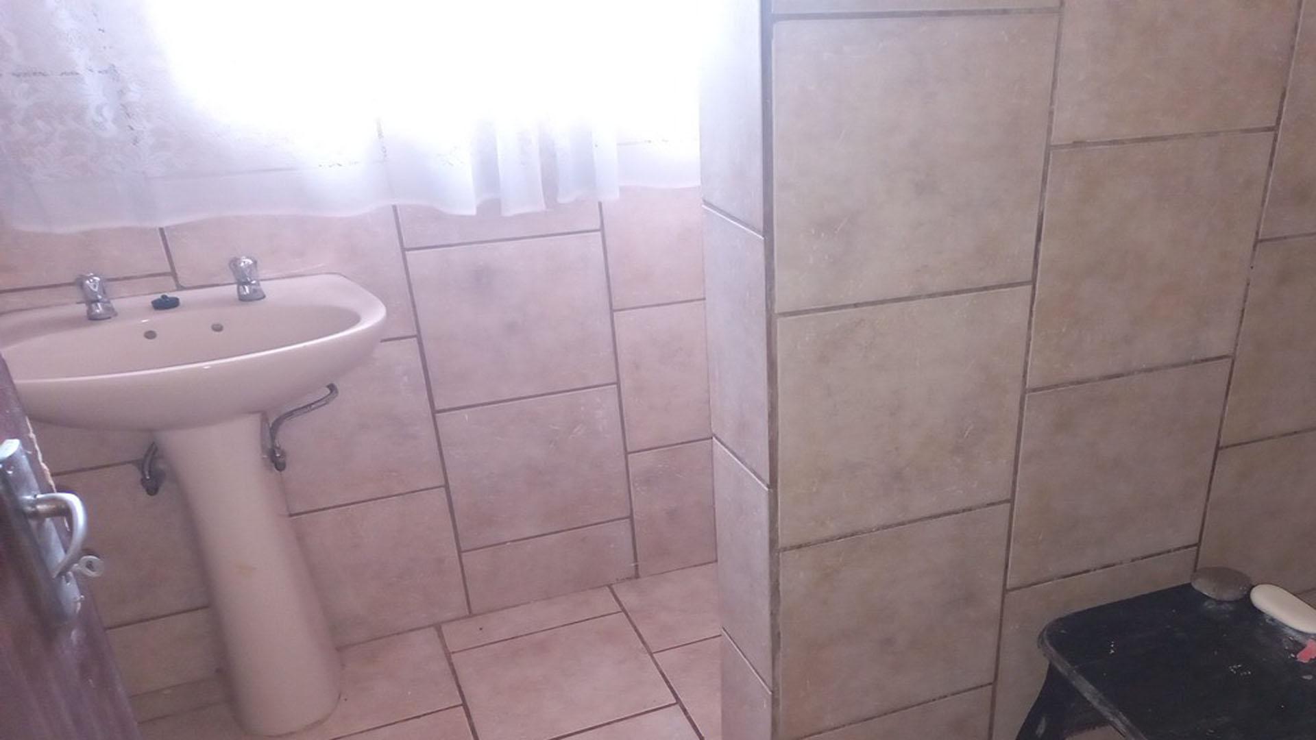 Bathroom 1 of property in Makhado (Louis Trichard)