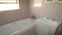 Bathroom 1 - 6 square meters of property in Noordheuwel