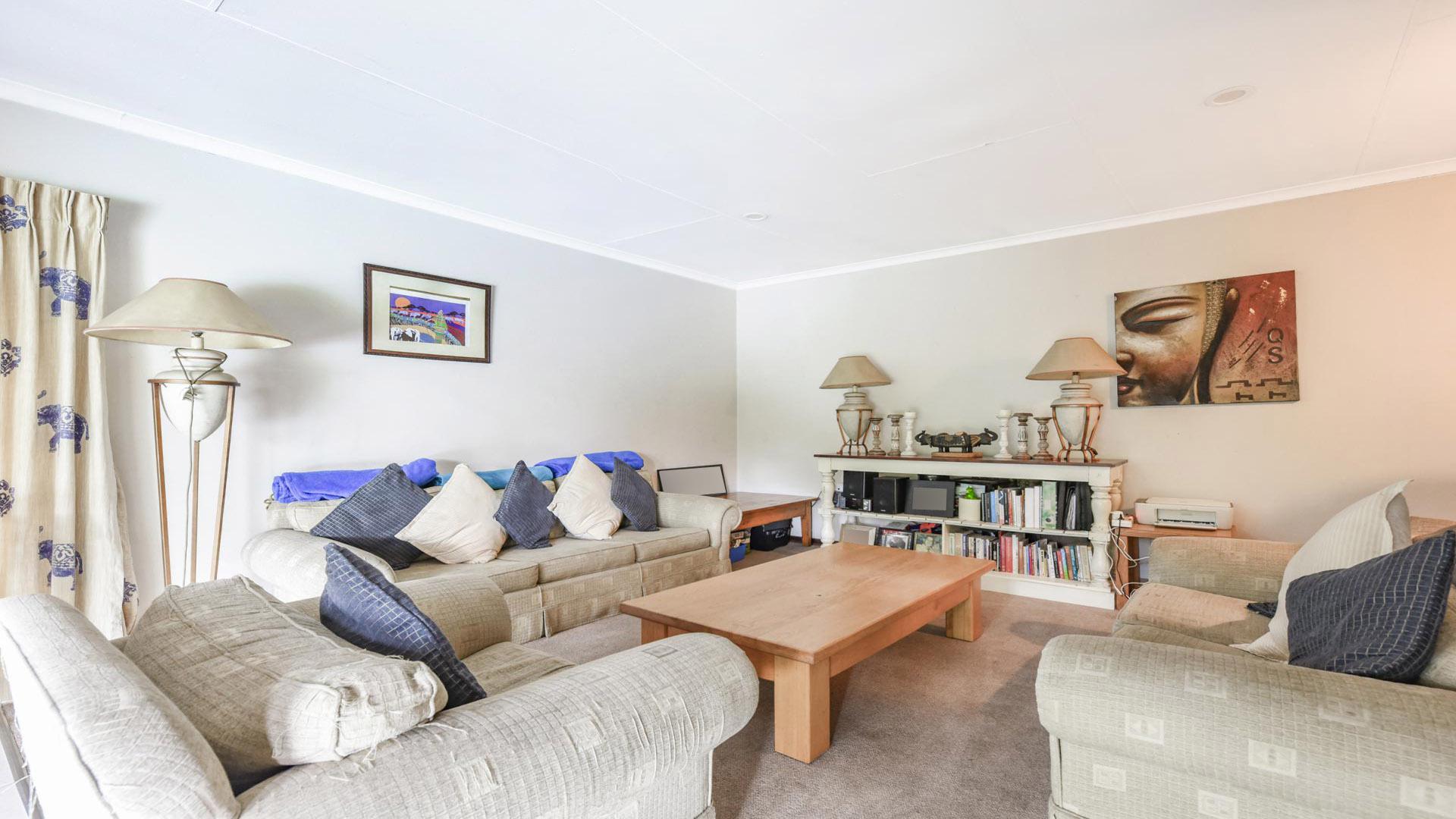 Lounges - 49 square meters of property in Witkoppen