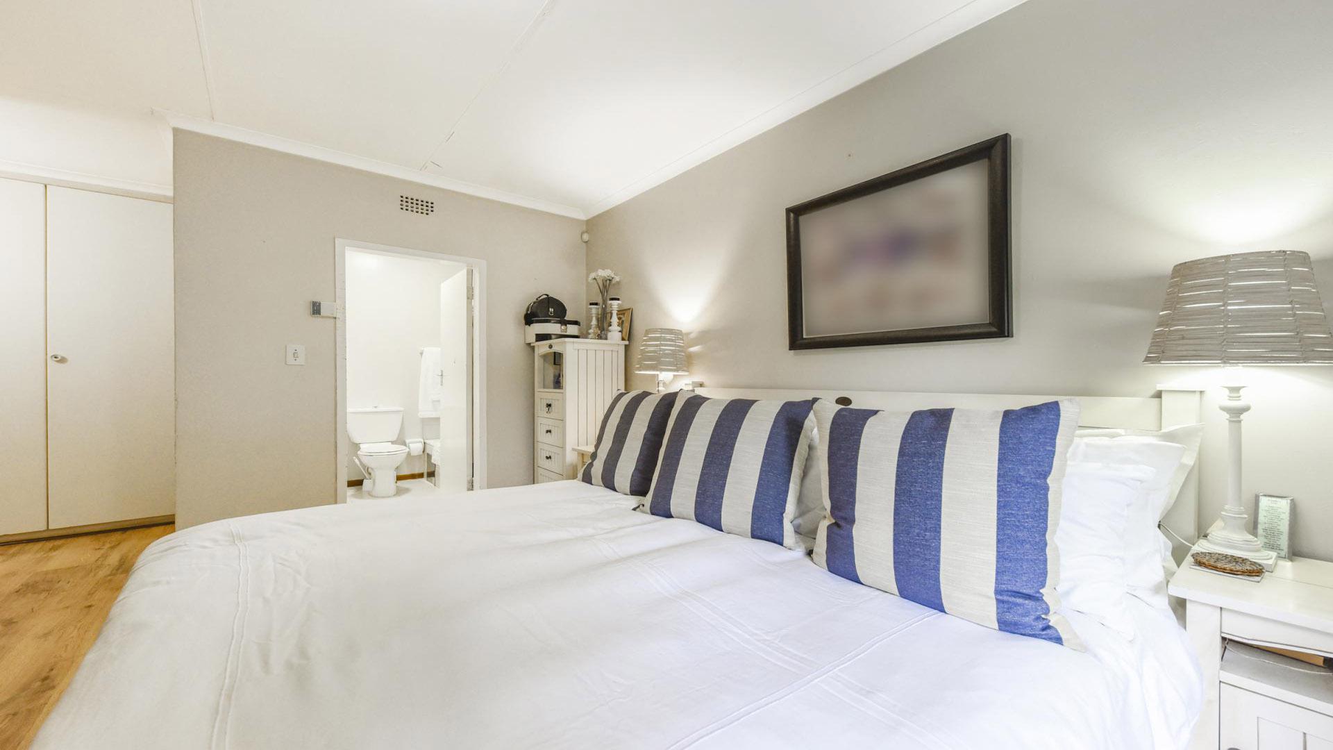 Main Bedroom - 18 square meters of property in Witkoppen